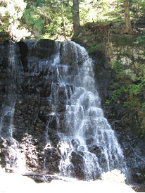 平安時代よりこの滝で身を清めて登山