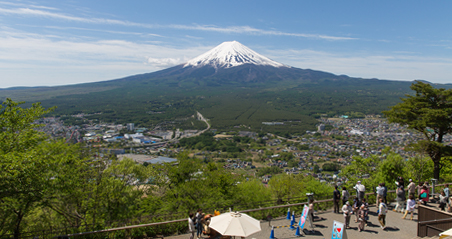 ロープウェイ富士見台駅から望む、眼前に広がる雄大な富士